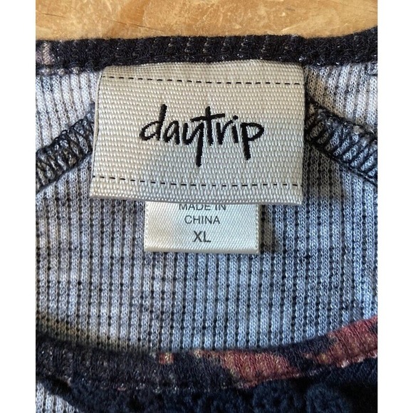 Daytrip Keyhole Floral Top Size XL Women’s Black - Picture 3 of 8